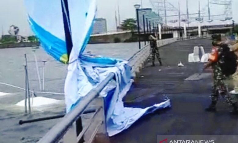 Warga Makassar Diimbau Waspadai Angin Kencang Warga Makassar Diimbau Waspadai Angin Kencang