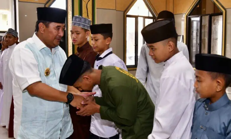 Kala Pj Gubernur Sulsel Doakan Santri di Bone Kala Pj Gubernur Sulsel Doakan Santri di Bone