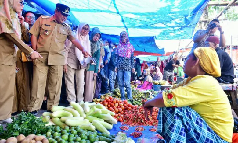 Harga Bahan Pokok Terus Berfluktuasi, Pj Gubernur Sulsel Bakal Agresif Atasi Inflasi Harga Bahan Pokok Terus Berfluktuasi, Pj Gubernur Sulsel Bakal Agresif Atasi Inflasi