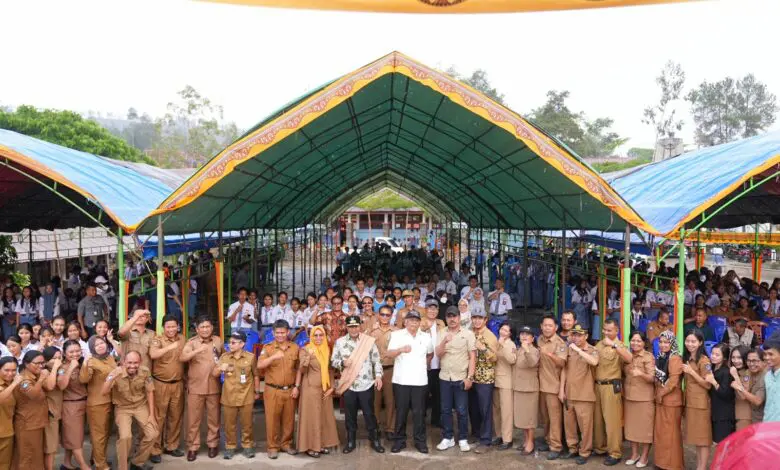 Motivasi Pelajar SMA di Tana Toraja, Pj Gubernur: Harus Bangga Jadi Anak Petani Motivasi Pelajar SMA di Tana Toraja, Pj Gubernur: Harus Bangga Jadi Anak Petani