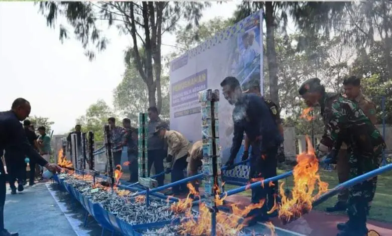 Bea Cukai Malili Musnahkan 1 Juta Batang Rokok Dengan Cara Dibakar Bea Cukai Malili Musnahkan 1 Juta Batang Rokok Dengan Cara Dibakar