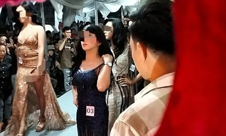 Fashion Show Waria di Makassar Dibubarkan Fashion Show Waria di Makassar Dibubarkan