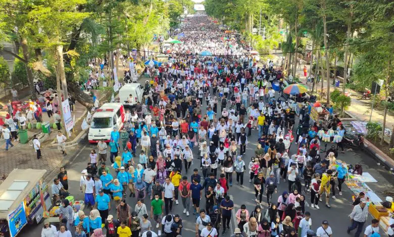 Lautan Manusia Padati Jalan Sehat Satu Putaran yang Dihadiri Gibran Lautan Manusia Padati Jalan Sehat Satu Putaran yang Dihadiri Gibran