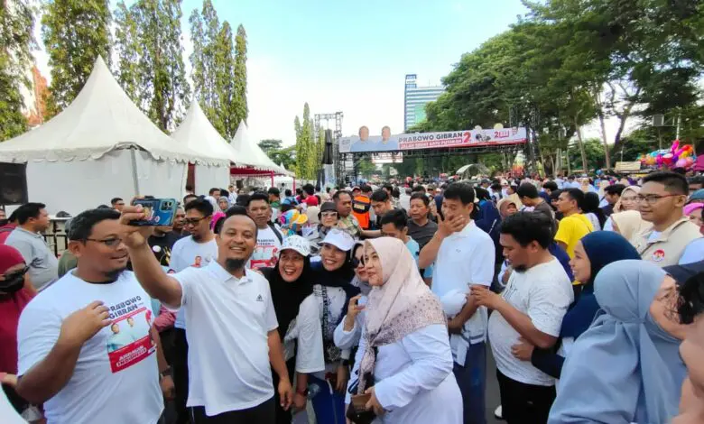Mantan Gubernur Andi Sudirman Diteriaki ‘Oppoki’ di Jalan Sehat Satu Putaran Mantan Gubernur Andi Sudirman Diteriaki ‘Oppoki’ di Jalan Sehat Satu Putaran