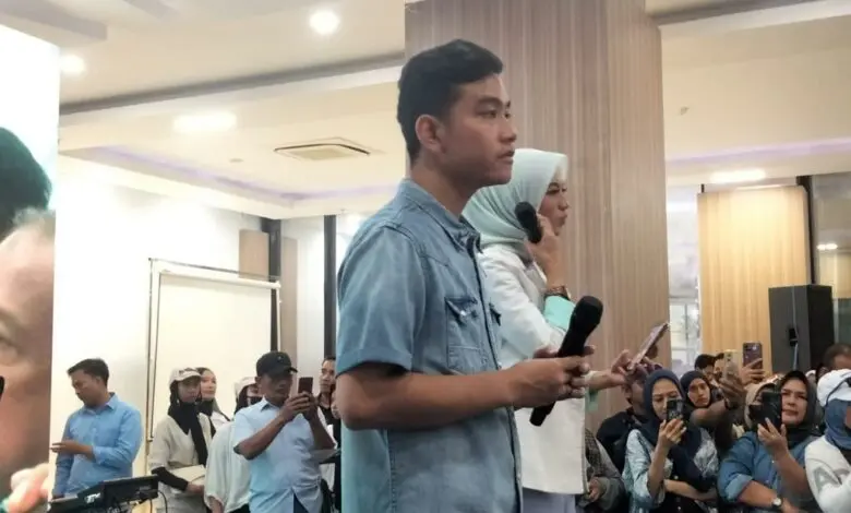 Gibran Disambut Antusias Milenial dan Pelaku UMKM di AAS Building Gibran Disambut Antusias Milenial dan Pelaku UMKM di AAS Building