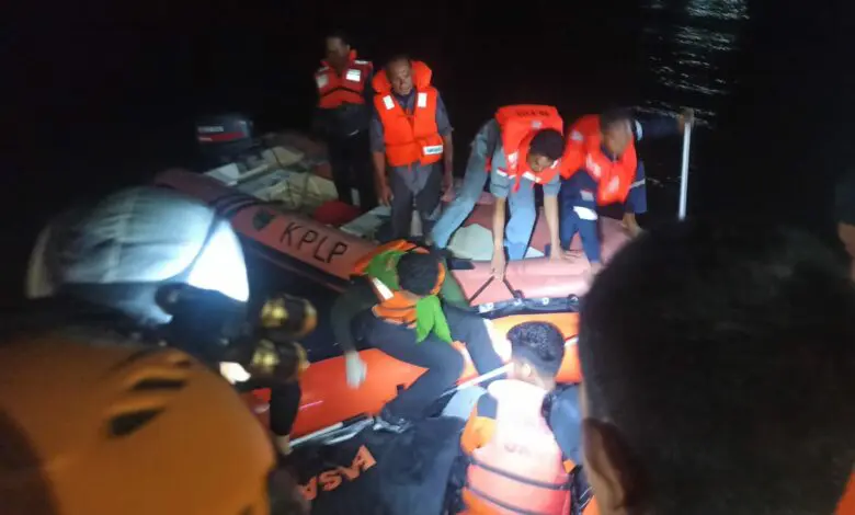 Tim SAR Temukan Nelayan yang Hilang di Perairan Pangkep Tim SAR Temukan Nelayan yang Hilang di Perairan Pangkep