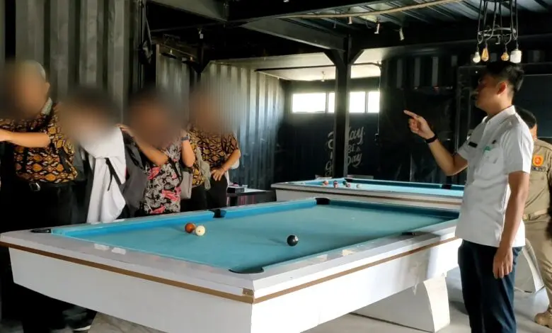 Bolos, Puluhan Siswa SMA di Parepare Diamankan Saat Asyik Bermain Biliar Bolos, Puluhan Siswa SMA di Parepare Diamankan Saat Asyik Bermain Biliar