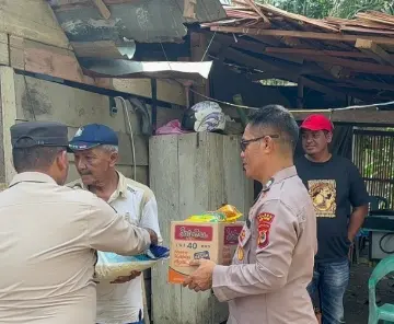 Polisi Bantu Korban Angin Puting Beliung di Luwu Timur Polisi Bantu Korban Angin Puting Beliung di Luwu Timur