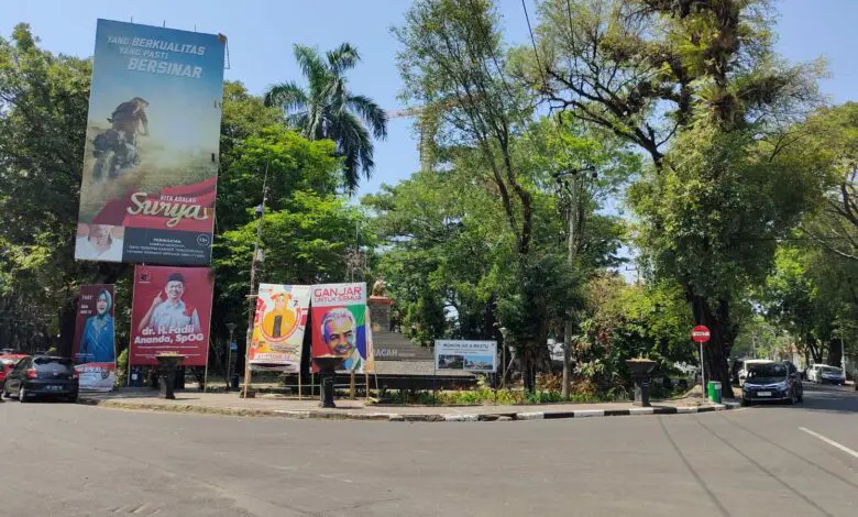 Satpol PP Makassar Tertibkan APK yang Melanggar Satpol PP Makassar Tertibkan APK yang Melanggar