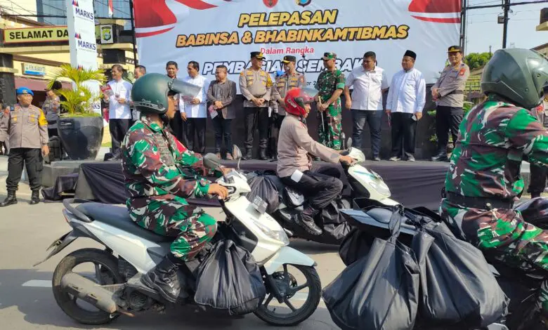 Babinsa dan Babinkamtibmas Salurkan 4000 Bantuan Sembako di Makassar Babinsa dan Babinkamtibmas Salurkan 4000 Bantuan Sembako di Makassar