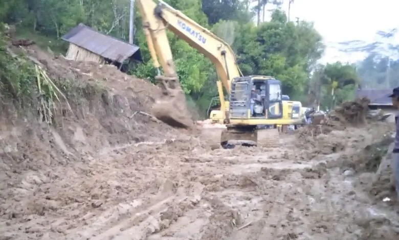 Sempat Tertutup Longsor, Jalan Poros Sinjai-Gowa Kini Bisa Dilalui Kendaraan Sempat Tertutup Longsor, Jalan Poros Sinjai-Gowa Kini Bisa Dilalui Kendaraan