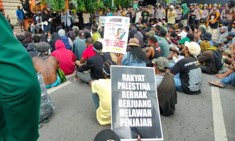 Puluhan Mahasiswa Papua di Makassar Suarakan Dukungan Untuk Palestina Puluhan Mahasiswa Papua di Makassar Suarakan Dukungan Untuk Palestina
