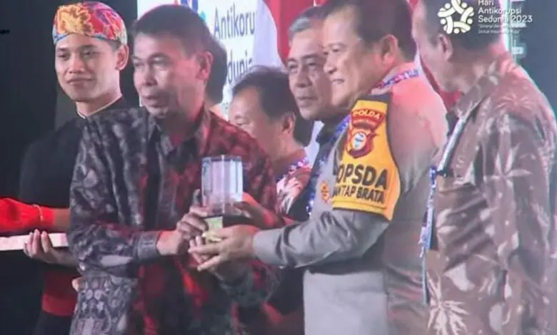 Polda Sulsel Raih Penghargaan Terbaik 1 Penindakan Korupsi dari KPK Polda Sulsel Raih Penghargaan Terbaik 1 Penindakan Korupsi dari KPK