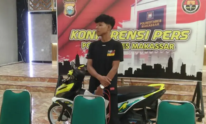Freestyle Ugal-ugalan, Pemuda di Makassar Ditilang Setelah Videonya Viral Freestyle Ugal-ugalan, Pemuda di Makassar Ditilang Setelah Videonya Viral