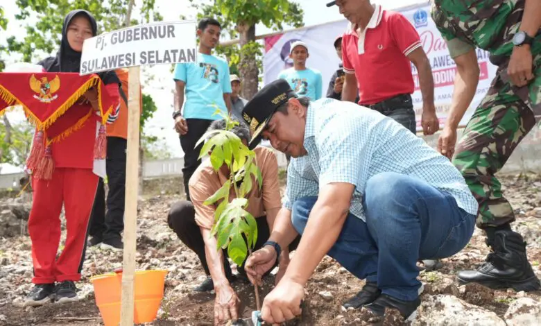 Pj Gubernur Sulsel Tanam Sukun Bersama Petani di Bone Pj Gubernur Sulsel Tanam Sukun Bersama Petani di Bone