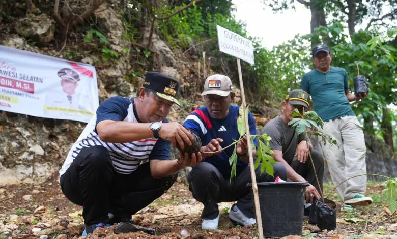 Kades dan Kelompok Tani di Bone Galakkan Gerakan Menanam Sukun Kades dan Kelompok Tani di Bone Galakkan Gerakan Menanam Sukun