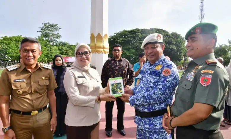 Pimpin Upacara Peringatan Hari Bela Negara, Pj Gubernur Serahkan Bantuan di Bone Pimpin Upacara Peringatan Hari Bela Negara, Pj Gubernur Serahkan Bantuan di Bone