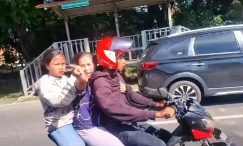 Anaknya Kena Razia Pengamen Jalanan, IRT Serang Mobil Dinsos Makassar Anaknya Kena Razia Pengamen Jalanan, IRT Serang Mobil Dinsos Makassar