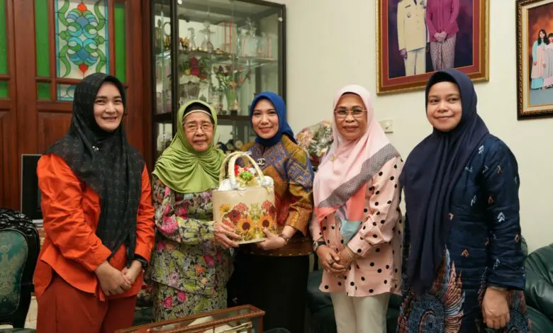 Peringati Hari Ibu, Sofha Marwah Kunjungi Tokoh Perempuan Sulsel Peringati Hari Ibu, Sofha Marwah Kunjungi Tokoh Perempuan Sulsel