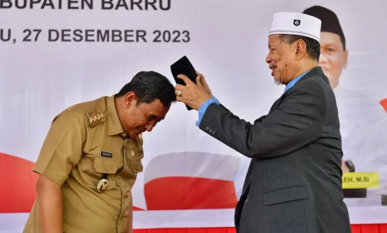 Soan ke Pesantren DDI Mangkoso, Pj Gubernur Sulsel Dapat Songkok dari AGH Farid Wajdi Soan ke Pesantren DDI Mangkoso, Pj Gubernur Sulsel Dapat Songkok dari AGH Farid Wajdi