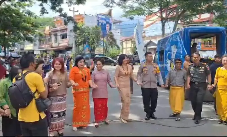Kapolres dan Dandim Tator Ramaikan Tarian Ma’bugi Kapolres dan Dandim Tator Ramaikan Tarian Ma’bugi