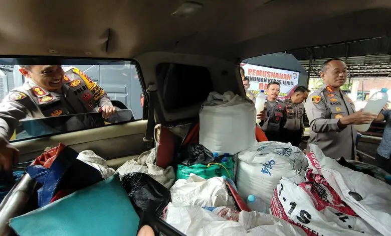 Ribuan Liter Miras Jenis Ballo Diamankan Polrestabes Makassar Ribuan Liter Miras Jenis Ballo Diamankan Polrestabes Makassar