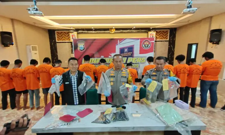 Belasan Mahasiswa Universitas Islam Makassar Ditangkap Polisi Belasan Mahasiswa Universitas Islam Makassar Ditangkap Polisi