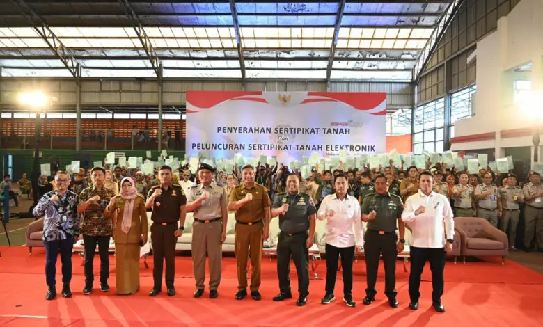 Warga di Lima Kabupaten Kota Sulsel Terima Sertifikat Tanah Warga di Lima Kabupaten Kota Sulsel Terima Sertifikat Tanah