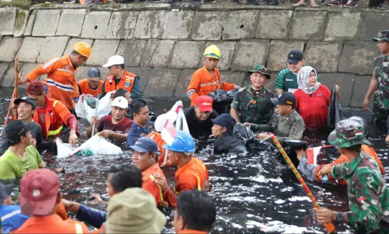 Wali Kota dan Dandim Makassar Turun Kanal Bersihkan Sampah Wali Kota dan Dandim Makassar Turun Kanal Bersihkan Sampah