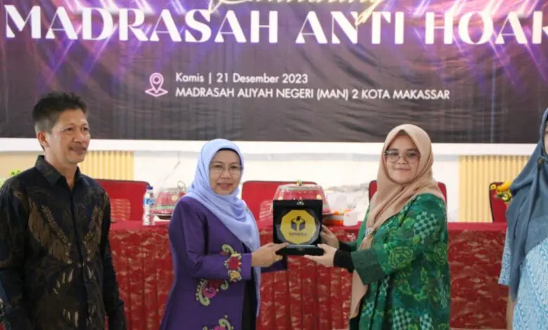 Bawaslu Sulsel dan MAN 2 Makassar Gelar Madrasah Anti Hoaks Bawaslu Sulsel dan MAN 2 Makassar Gelar Madrasah Anti Hoaks