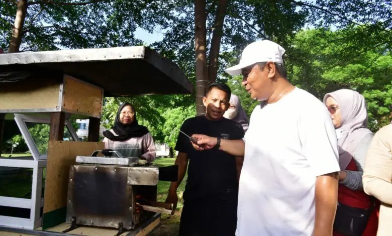 Penjual Buroncong Senang Jualan di Rumah Jabatan Gubernur Penjual Buroncong Senang Jualan di Rumah Jabatan Gubernur