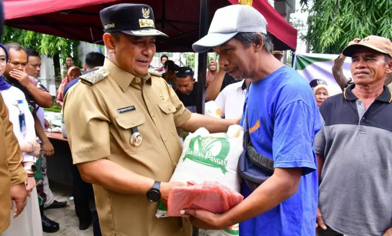 Haru Warga Maros Kala Pemprov Sulsel Salurkan Bantuan Pangan Haru Warga Maros Kala Pemprov Sulsel Salurkan Bantuan Pangan