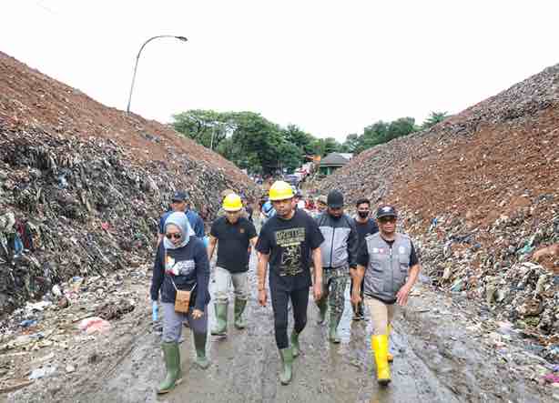Jelang Penilaian Adipura, Pj Sekda Makassar Pimpin Bersih-bersih di TPA Antang Jelang Penilaian Adipura, Pj Sekda Makassar Pimpin Bersih-bersih di TPA Antang