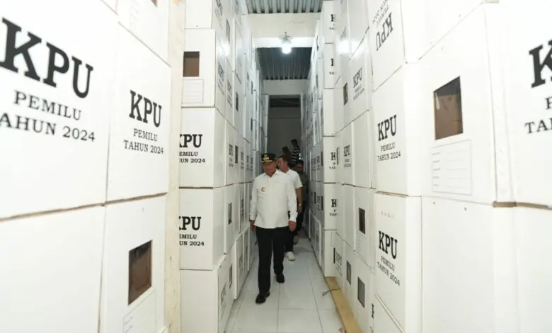 Logistik Pemilu di Kabupaten Pangkep Siap Dikirim ke Pulau Terluar Logistik Pemilu di Kabupaten Pangkep Siap Dikirim ke Pulau Terluar