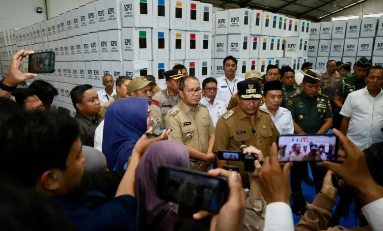 Pj Gubernur Tinjau Kesiapan Gudang Logistik Pemilu di Makassar Pj Gubernur Tinjau Kesiapan Gudang Logistik Pemilu di Makassar