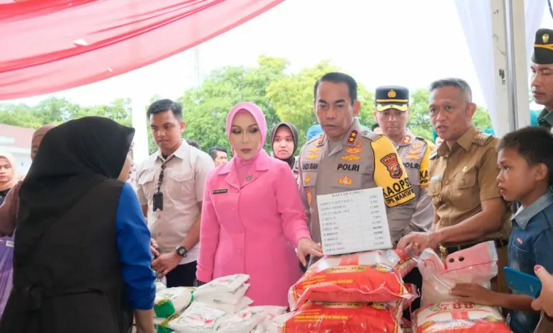 Kapolda Sulsel Bagikan Ribuan Paket Sembako dan Hadiah Umrah di Bone Kapolda Sulsel Bagikan Ribuan Paket Sembako dan Hadiah Umrah di Bone