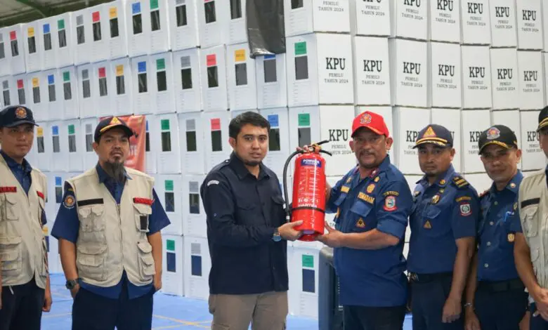 Armada Damkar Makassar Standby di Gudang Logistik Pemilu Armada Damkar Makassar Standby di Gudang Logistik Pemilu