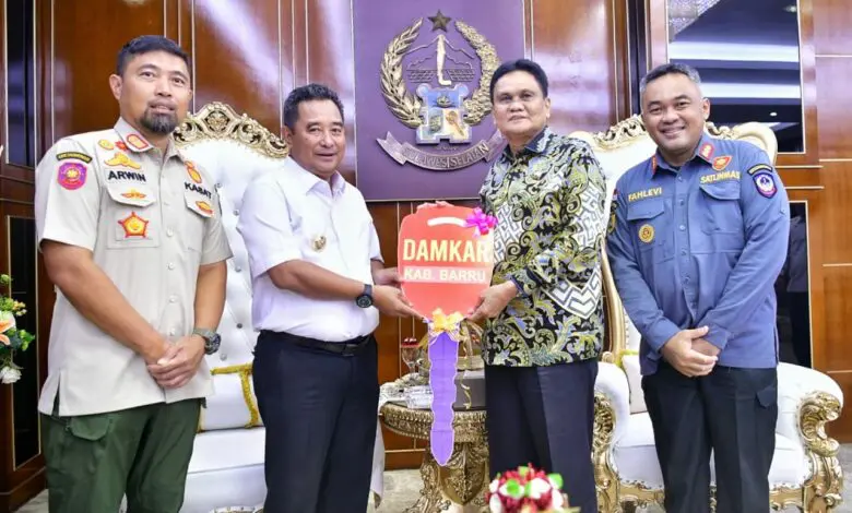 Pemkab Barru Dapat Unit Armada Damkar dari Pemprov Sulsel Pemkab Barru Dapat Unit Armada Damkar dari Pemprov Sulsel