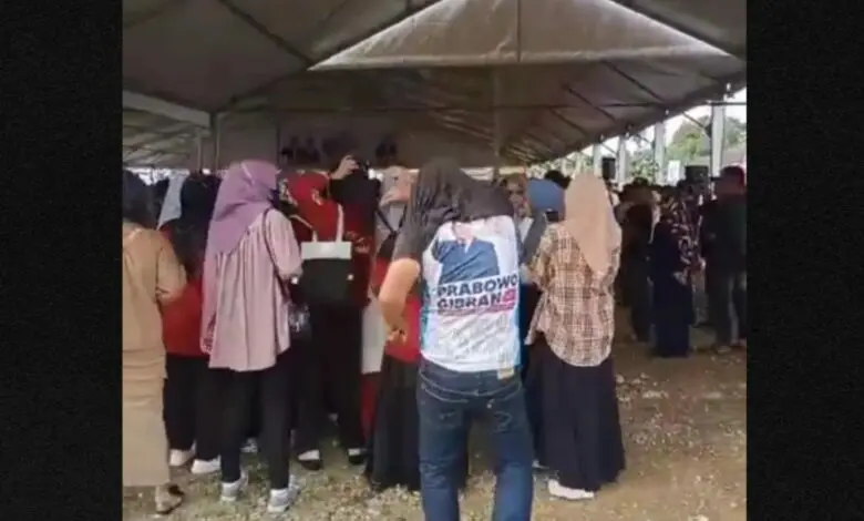 Viral Pria Berkaus Prabowo-Gibran Asyik Berjoget Saat Anies Kampanye di Bone Viral Pria Berkaus Prabowo-Gibran Asyik Berjoget Saat Anies Kampanye di Bone