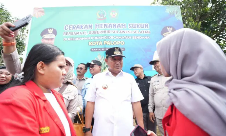 Antusiasme Mahasiswa Unhas Tanam Sukun Bareng Pj Gubernur Sulsel di Palopo Antusiasme Mahasiswa Unhas Tanam Sukun Bareng Pj Gubernur Sulsel di Palopo