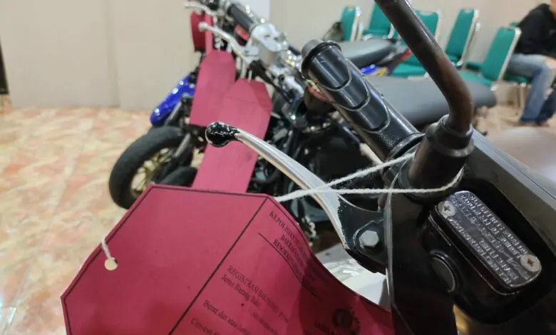 Pemuda di Makassar Ditangkap Polisi Setelah Dilaporkan Ibu Kandungnya Pemuda di Makassar Ditangkap Polisi Setelah Dilaporkan Ibu Kandungnya