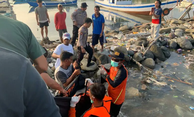 Meninggal Dunia, Tim SAR Evakuasi ABK KM Selaras Mas Meninggal Dunia, Tim SAR Evakuasi ABK KM Selaras Mas