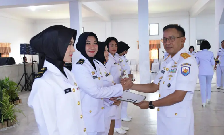 Kowal Makassar Termuda Dapat Tumpeng Dari Danlantamal Kowal Makassar Termuda Dapat Tumpeng Dari Danlantamal