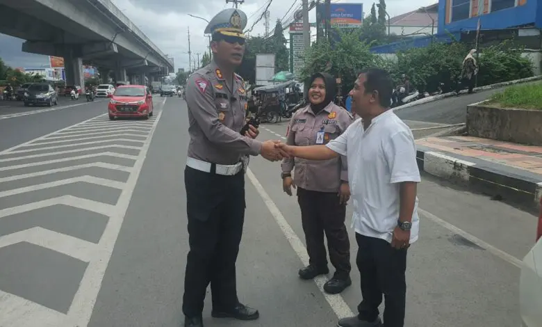 Viral Pengunjung RS Paramount Parkir di Badan Jalan, Kasat Lantas Turun Tangan Viral Pengunjung RS Paramount Parkir di Badan Jalan, Kasat Lantas Turun Tangan