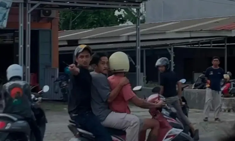 Viral Video Ribut Sambil Bawa Parang, Polisi Kejar Pelaku Viral Video Ribut Sambil Bawa Parang, Polisi Kejar Pelaku