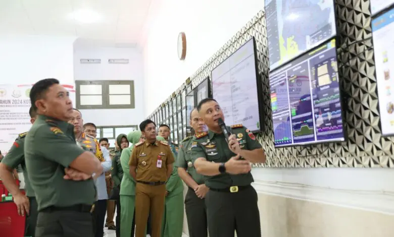 Pangdam Hasanuddin Pantau War Room Kodim Makassar Pangdam Hasanuddin Pantau War Room Kodim Makassar