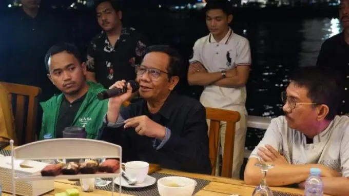 Bertemu Relawan di Makassar, Mahfud Minta Masyarakat Rasional Memilih Pemimpin Bertemu Relawan di Makassar, Mahfud Minta Masyarakat Rasional Memilih Pemimpin