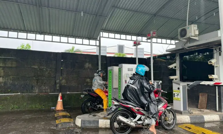 Bandara Makassar Segera Terapkan Pembayaran Nontunai Untuk Kendaraan Roda Dua Bandara Makassar Segera Terapkan Pembayaran Nontunai Untuk Kendaraan Roda Dua