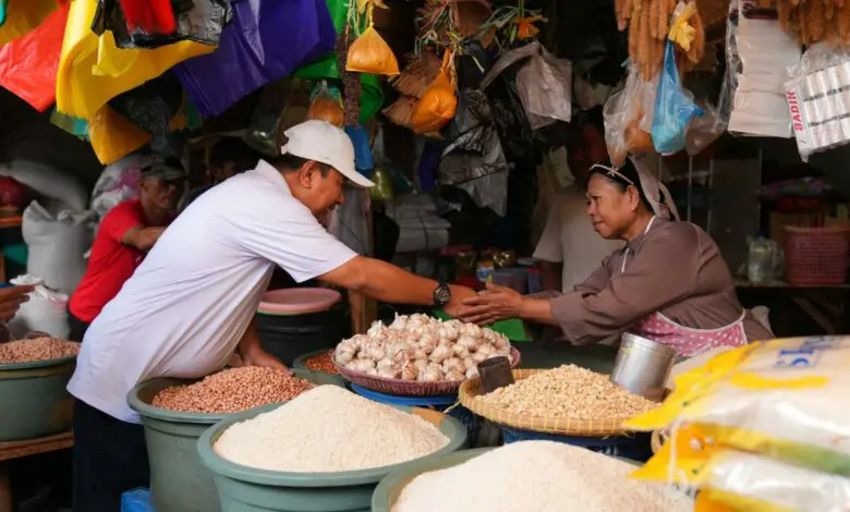 Pj Gubernur Sulsel Cek Harga Sembako di Pasar Bantaeng Pj Gubernur Sulsel Cek Harga Sembako di Pasar Bantaeng