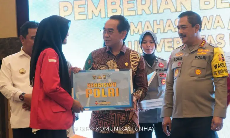 Wakapolri Serahkan Beasiswa Kepada 80 Mahasiswa Unhas Wakapolri Serahkan Beasiswa Kepada 80 Mahasiswa Unhas